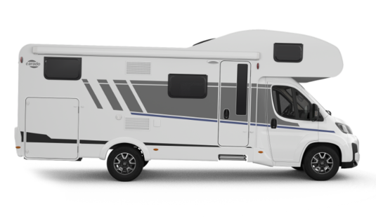 Autocaravana Carado, vista lateral de un modelo capuchino en blanco con puerta, ventanas y diseño gráfico gris