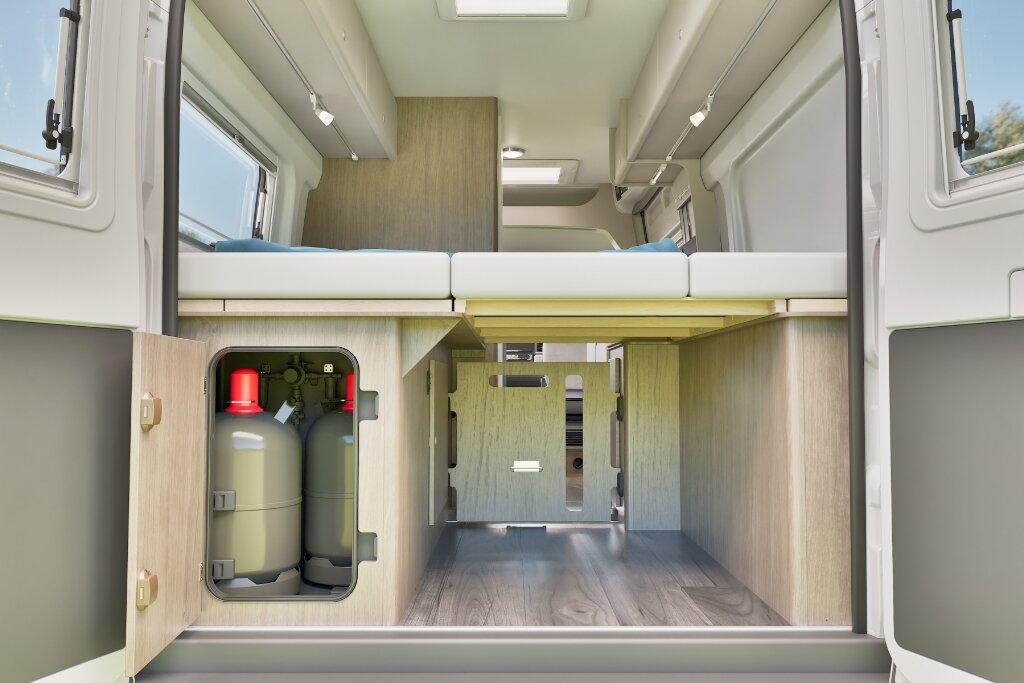 Heckgarage im Carado Wohnmobil mit Stauraum unter Doppelbett und Gasflaschenfach