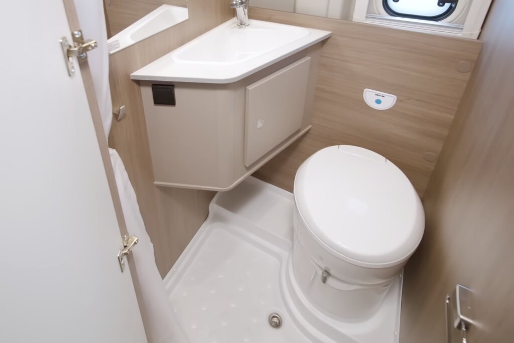 Bad im Carado Wohnmobil mit Waschbecken, Toilette und Duschwanne