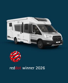 Carado camper in frontale zijaanzicht tegen een blauwe achtergrond met het Red Dot Winner 2026-logo