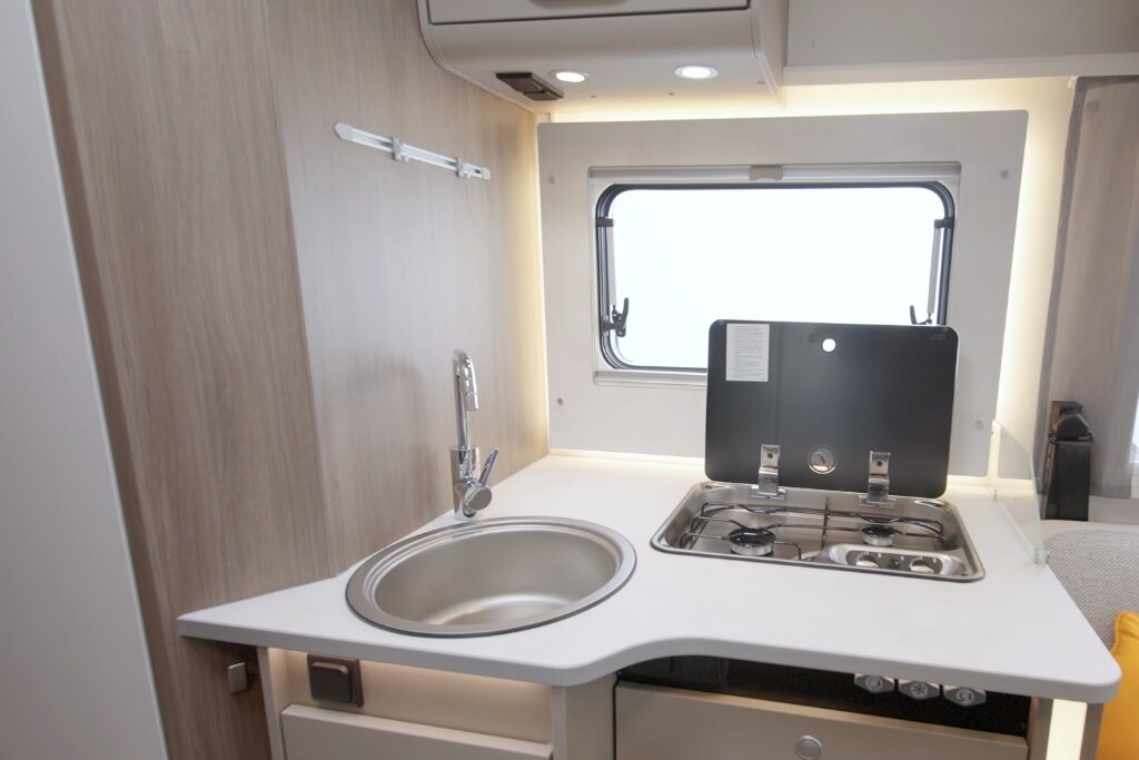 Küche im Carado Wohnmobil mit Rundspüle, Gasherd und Fenster