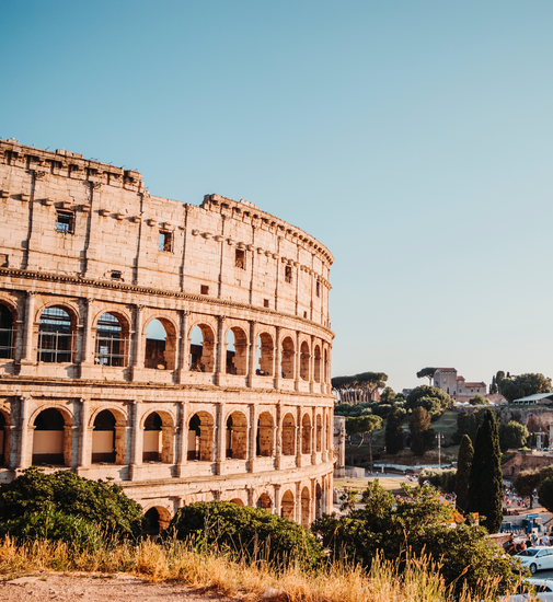 The Colosseum in Rome as the perfect backdrop for a camping trip with the Etrusco semi-integrated motorhome on a Ford base.