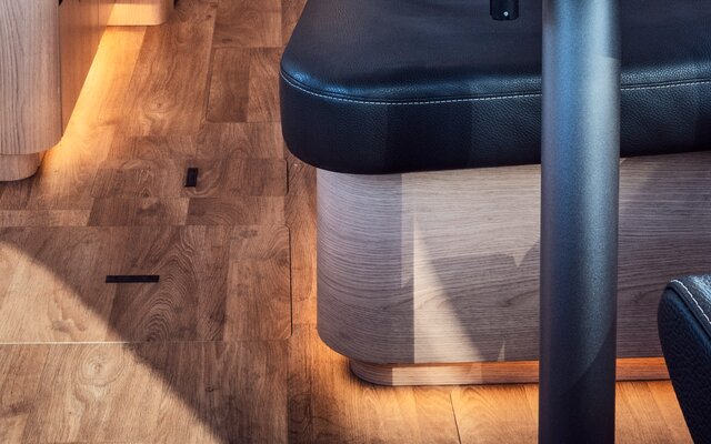 Mehrebenen-Ambiente-Beleuchtung inkl. Sockelbeleuchtung im Fußboden HYMER-Reisemobil