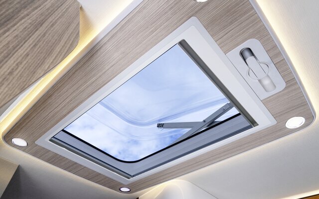 Dachfenster / Kurbeldachlüfter mit inkludierter LED-Beleuchtung in einem Reisemobil
