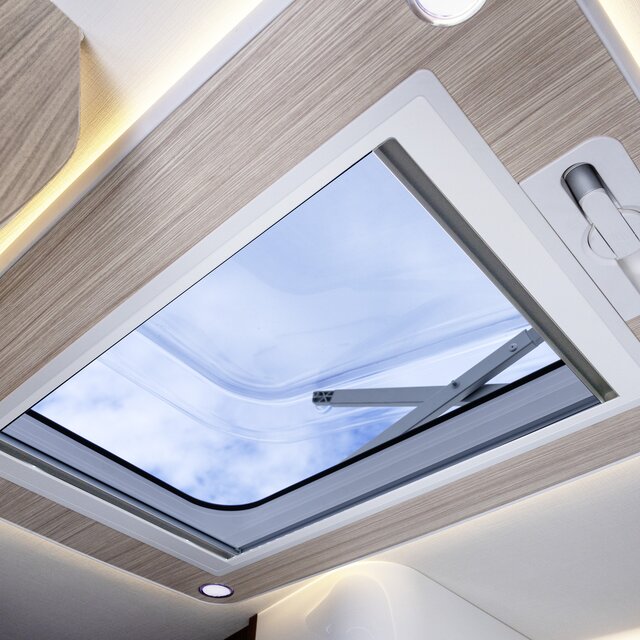 Dachfenster / Kurbeldachlüfter mit inkludierter LED-Beleuchtung in einem Reisemobil