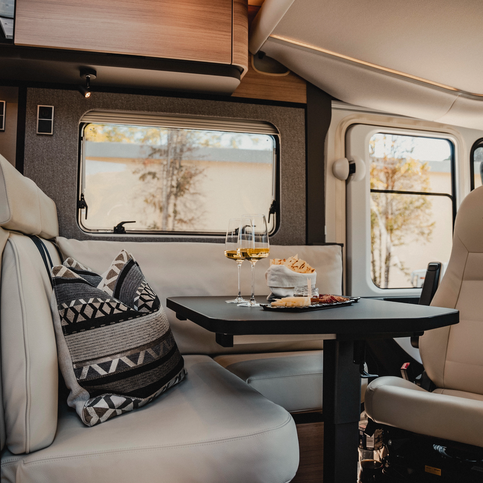 Wohn‑ und Essbereich im Hymer B‑MC I mit komfortabler Sitzgruppe, drehbarem Komfortsitz und hochwertigem Interieur für entspannte Genussmomente unterwegs