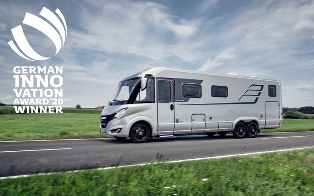 HYMER B-ML I 880 Tandemachser auf Teerstraße mit Abbildung Auszeichnung Gewinner German Innovation Award 2020