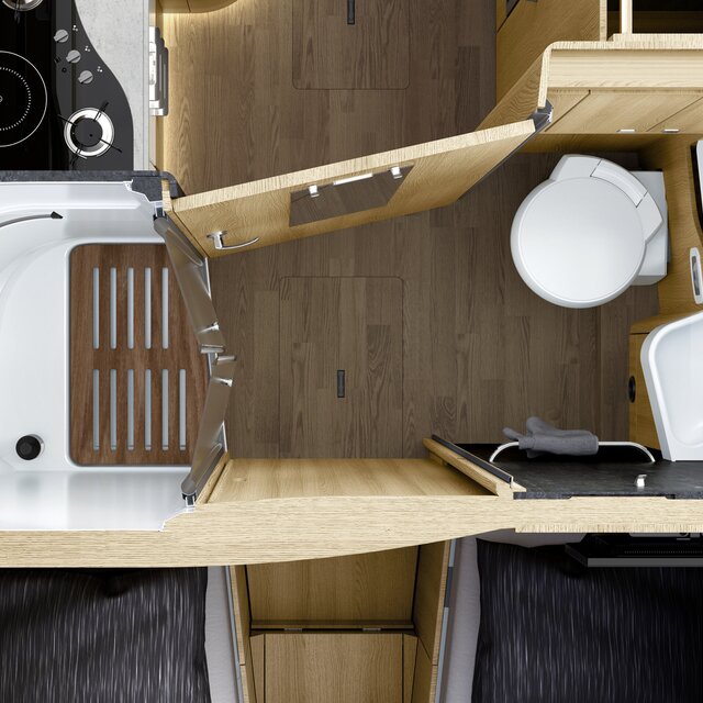Raumbad im HYMER B-Klasse MasterLine I mit weißer Toilette, Waschbecken und abgetrennter Dusche mit Holzlattenrost