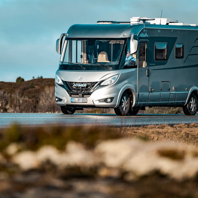 auf der Straße fahrende HYMER B-Klasse MasterLine auf Mercedes-Basis inmitten skandinavischer Landschaft
