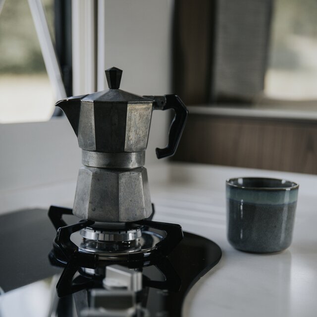 Espressokocher auf dem Gasherd eines Reisemobils