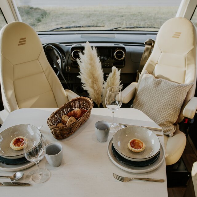 Einladend gedeckter Tisch im integrierten Wohnmobil HYMER B-ML I