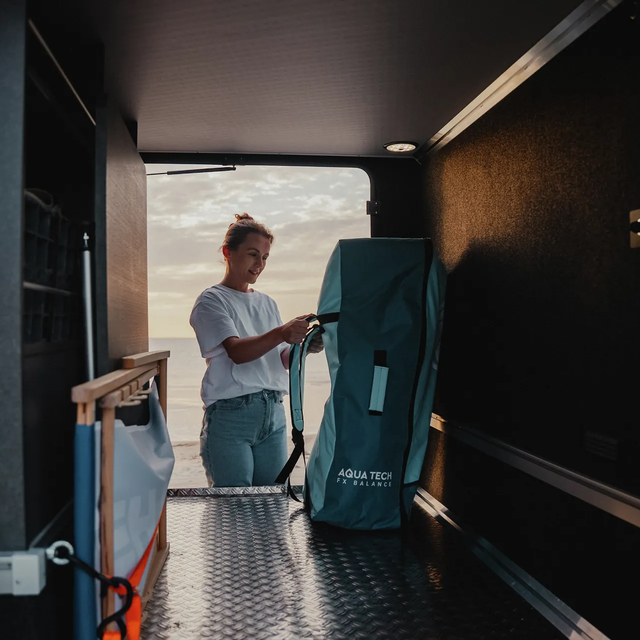 Mann beim Ausladen eines Mountainbikes aus der Heckgarage eines HYMER Reisemobils