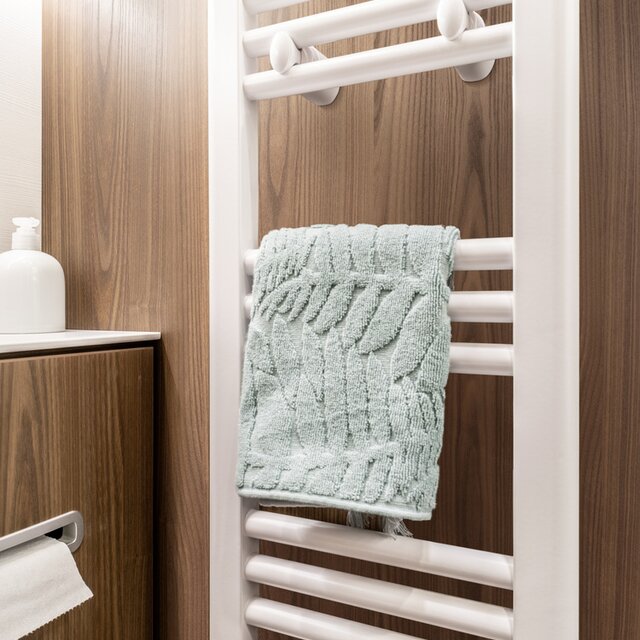 Handtuchheizkörper mit abgelegtem Handtuch im Salonbad des HYMER B MasterLine
