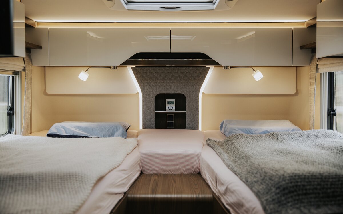 Schlafzimmer mit mittigem Einstieg zu den Längseinzelbetten im Heck des HYMER B-Klasse MasterLine