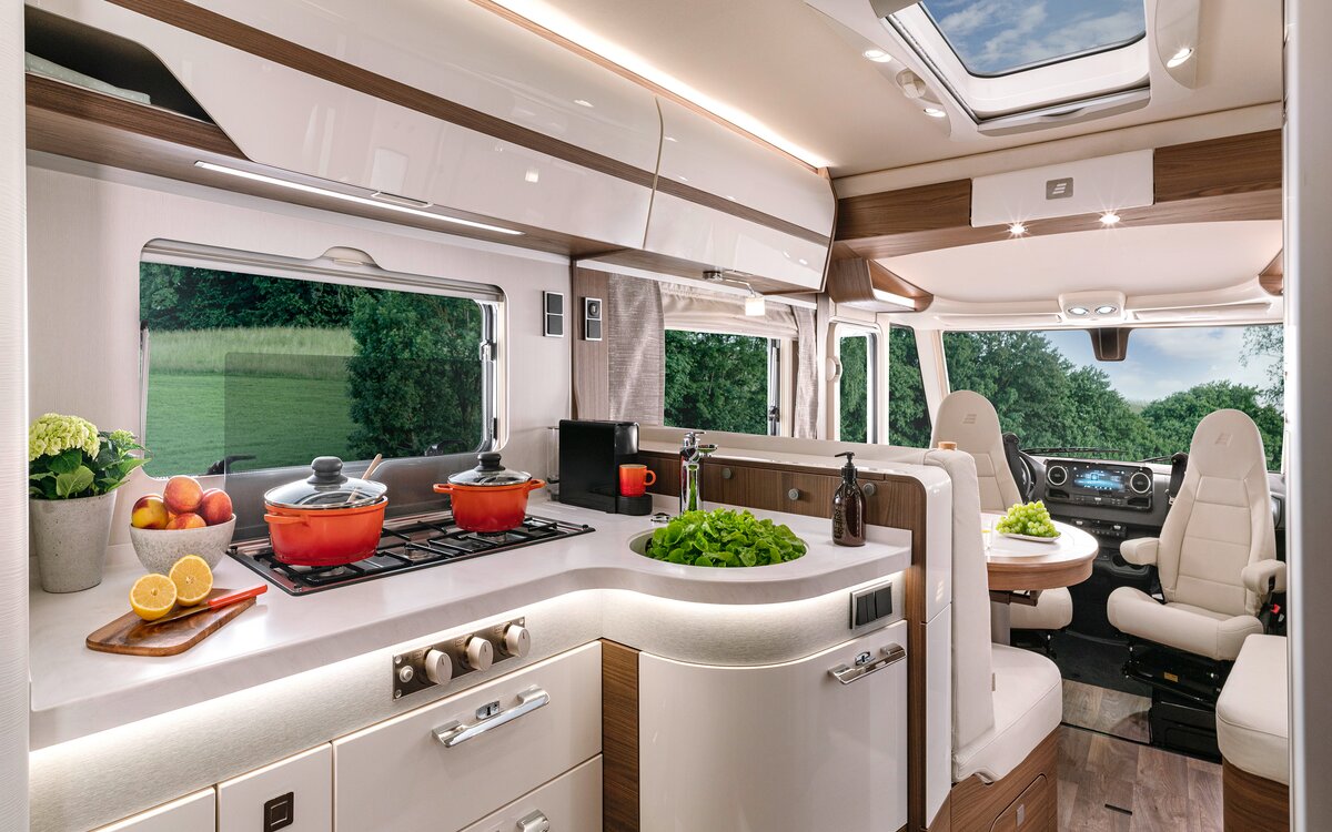 helle Küchenarbeitsfläche mit 3-Flammkocher und Kochutensilien im HYMER-B MasterLine