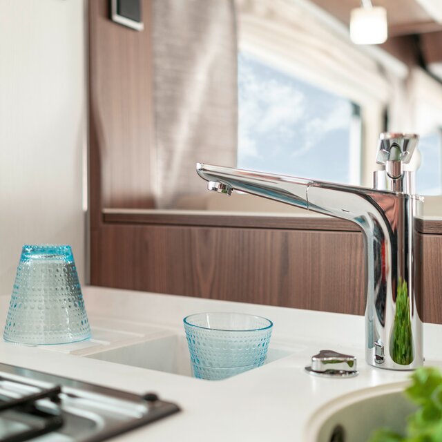Wasserhahn mit Ausgussbecken und zwei Gläsern auf Küchenarbeitsplatte im HYMER B-MasterLine