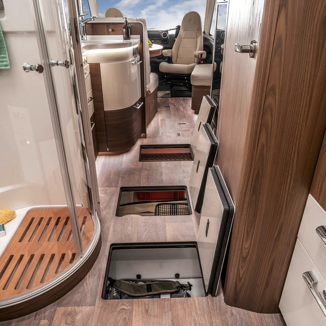 Drei vom Innenraum aus geöffnete Kellerfächer im Doppelboden des HYMER B-Klasse MasterLine mit SLC-Chassis