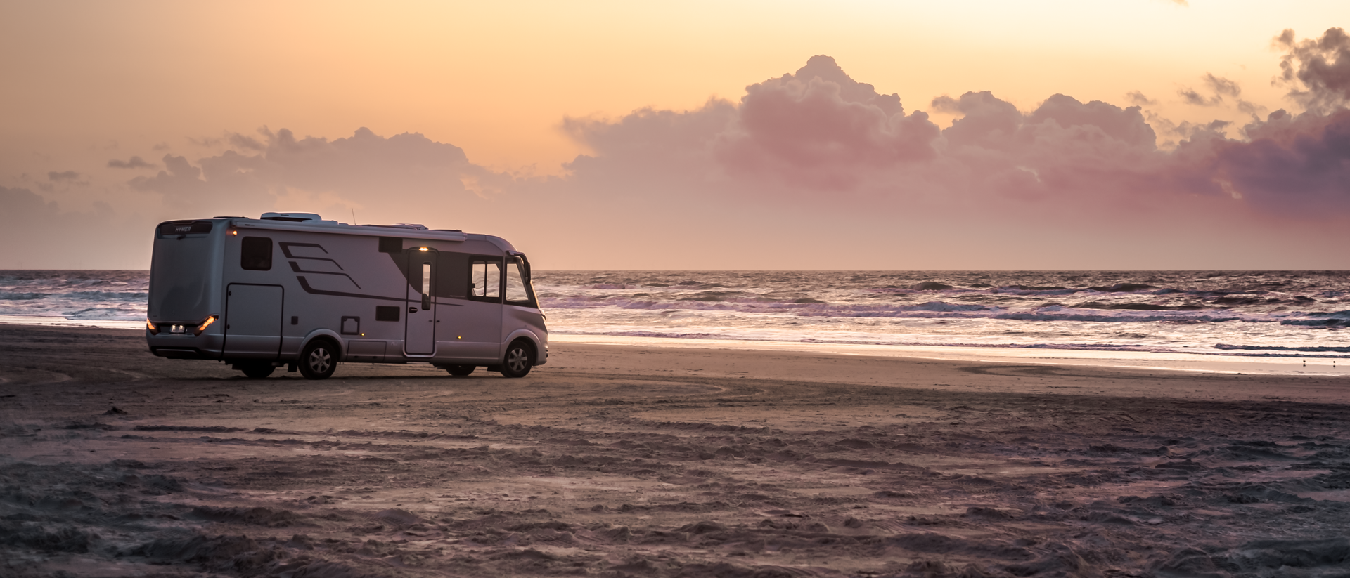 HYMER B-Klasse MasterLine I am Meer im Sandstrand mit Sonnenuntergang