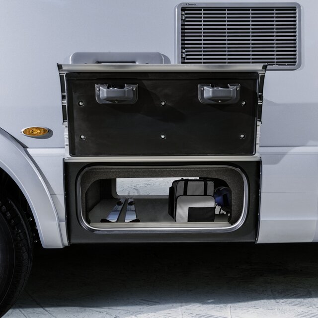 Beidseitig geöffnetes Durchladefach, beladen mit einem paar Ski und Taschen im HYMER B-MasterLine mit SLC-Chassis
