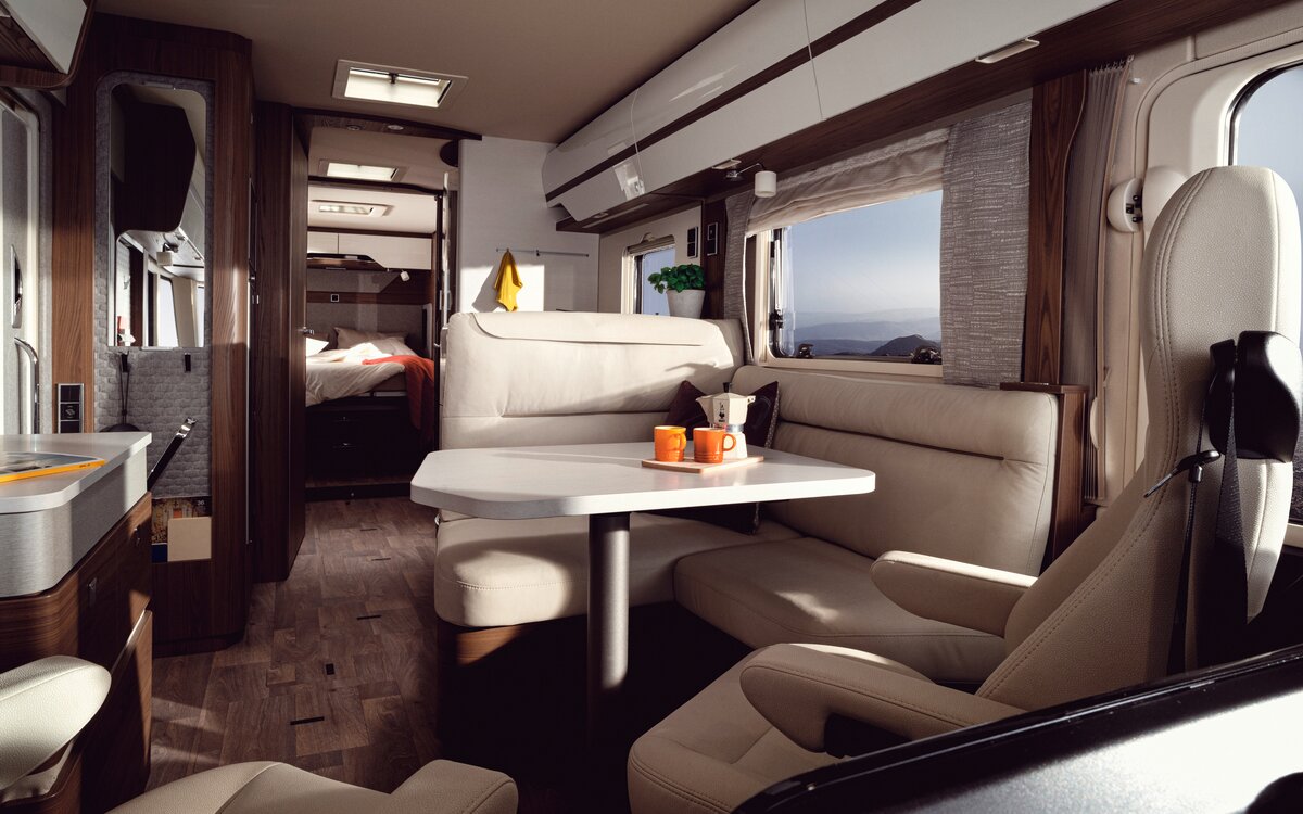 cremefarbene L-Sitzgruppe in Leder incl. beiden Fahrersitzen im HYMER B-MasterLine