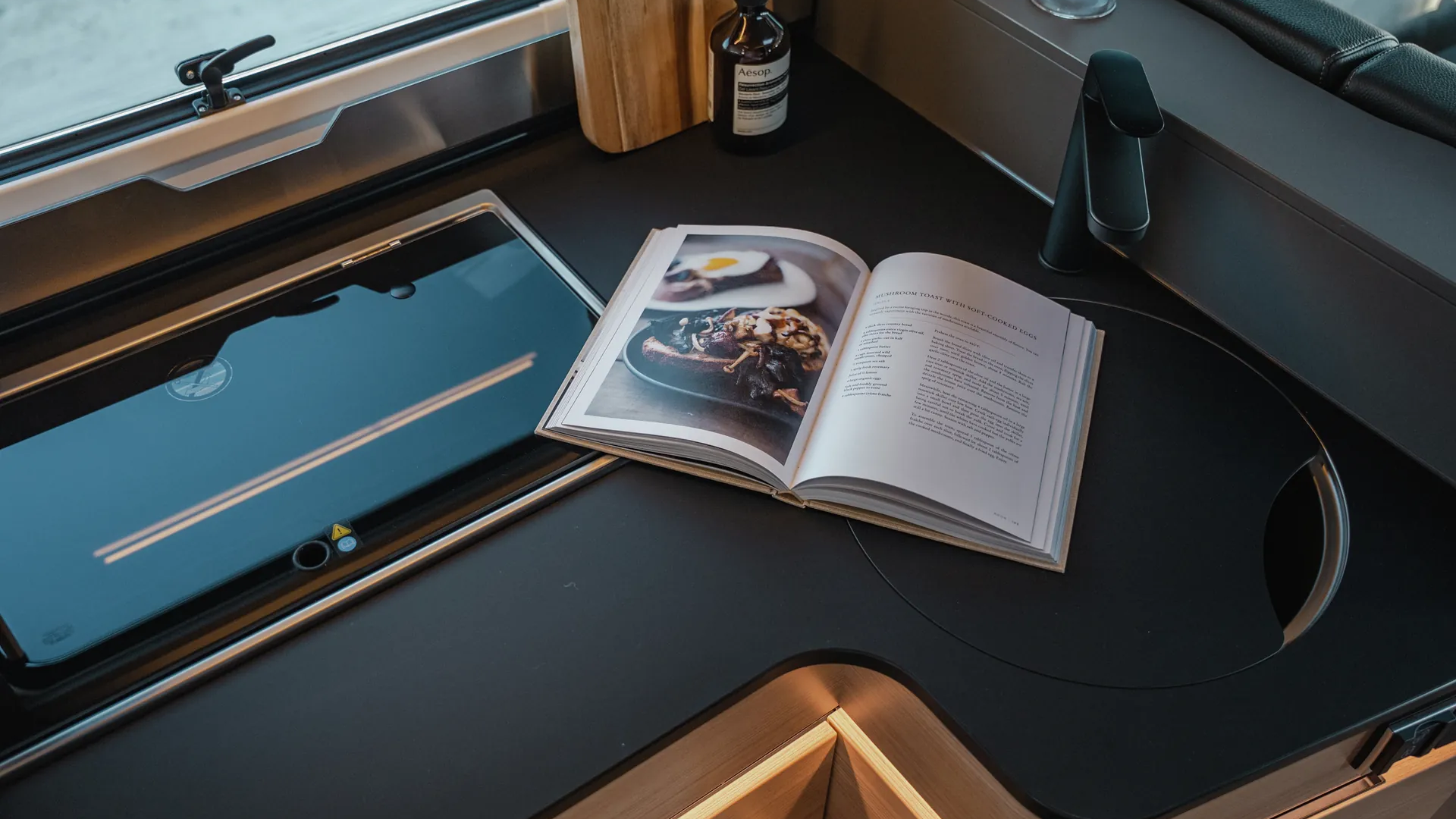 Moderne Küche im Hymer B‑ML I mit hochwertiger Arbeitsplatte, integrierter Kochfläche und stilvollem Premium‑Interieur