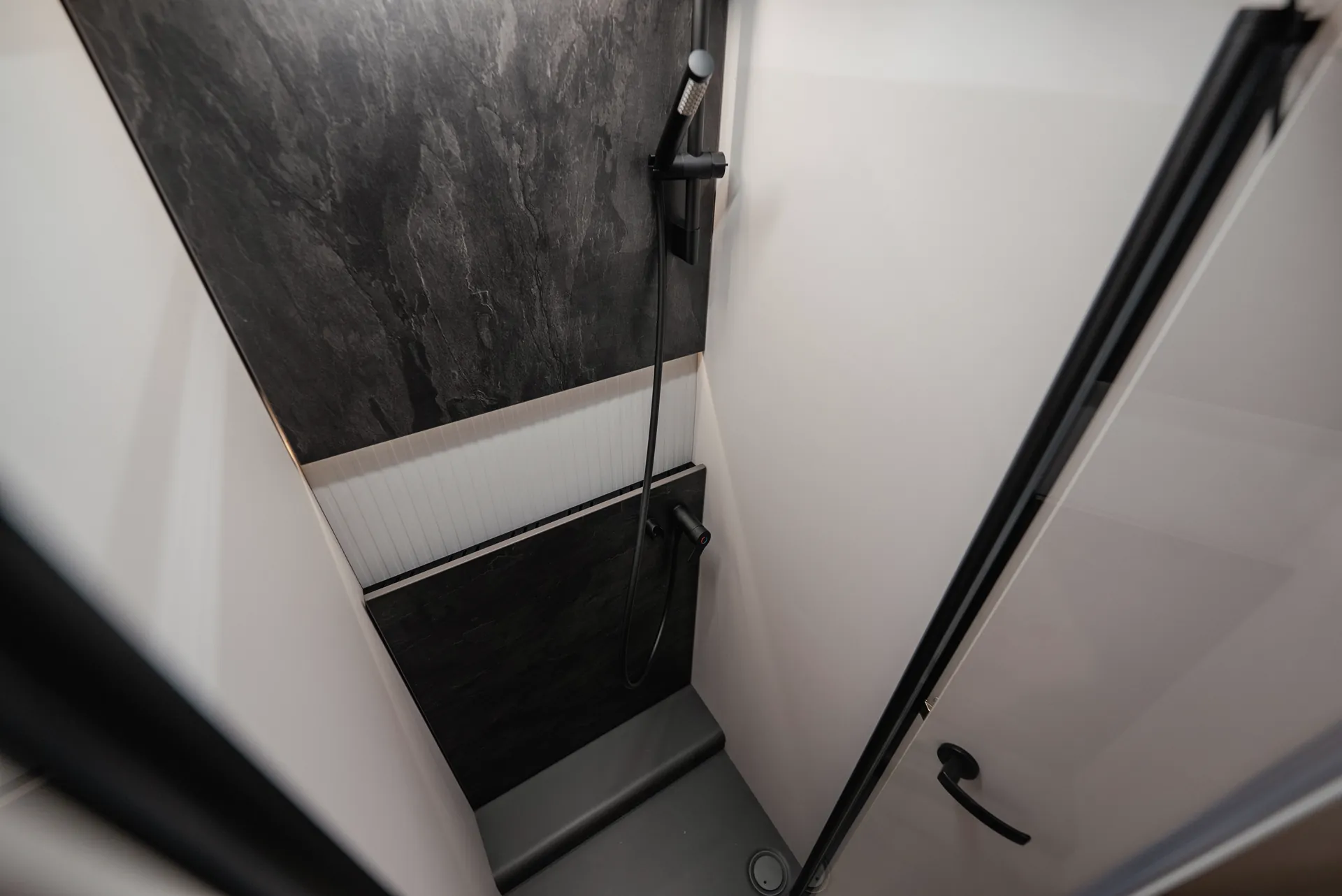 Großzügig gestaltet und hochwertig ausgeführt: Die separate Dusche verbindet Komfort, Bewegungsfreiheit und modernes Design zu einem stimmigen Ganzen.