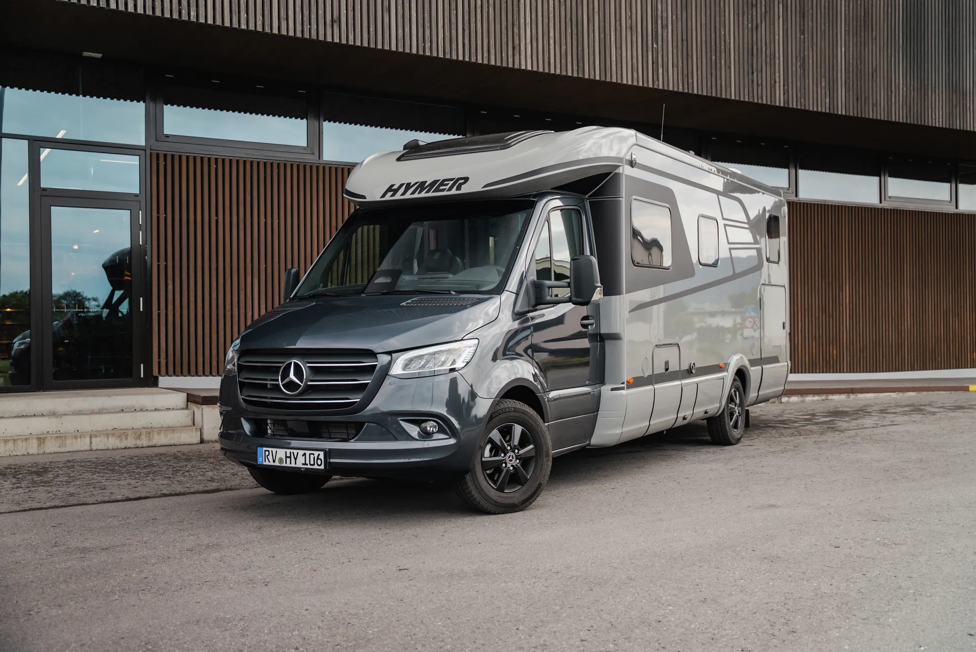 Klare Proportionen, präzise Linien und die souveräne Mercedes‑Benz Front prägen den Auftritt des B‑ML T. Ein Fahrzeug, das Komfort, Design und Verlässlichkeit in Einklang bringt.