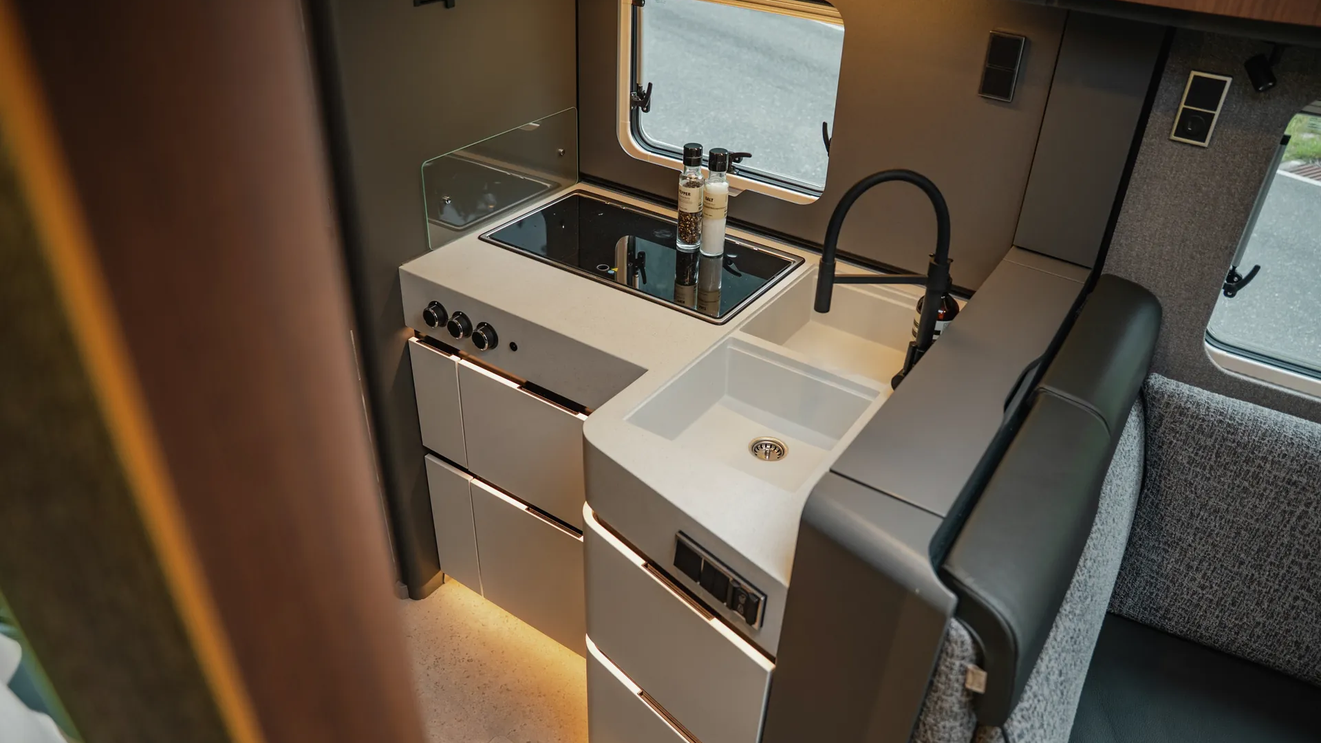 Durchdacht bis ins Detail: Die klare Architektur der Küche schafft Freiraum für entspannte Abläufe und komfortables Kochen unterwegs.