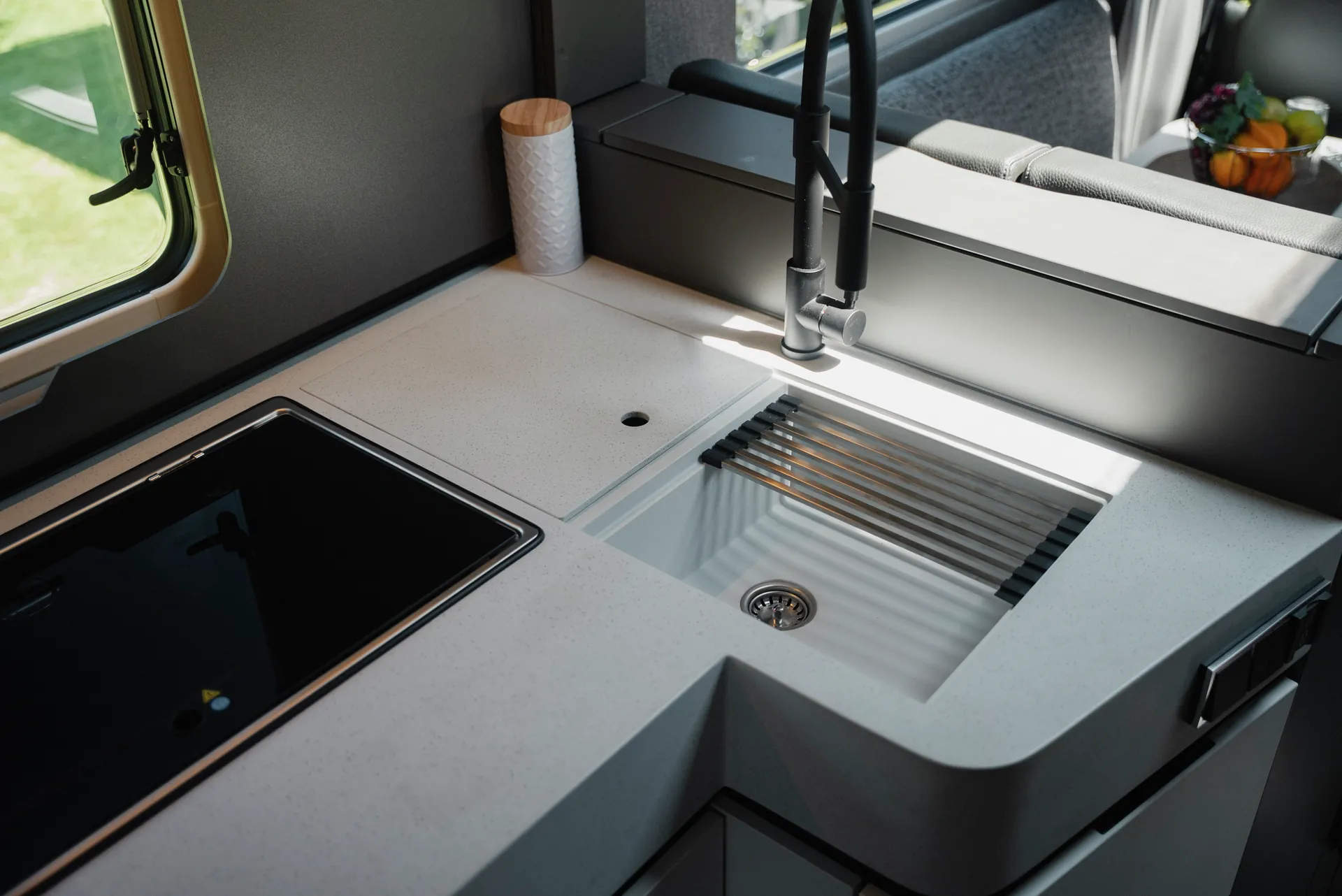 Schneiden, Vorbereiten, Abstellen: Das flexible Zubehörsystem von Hymer Original Parts nutzt jeden Zentimeter effizient und erweitert die Funktionalität der Küche auf elegante Weise.