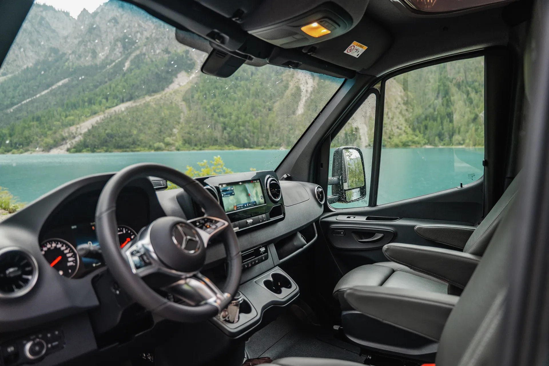 Vom Wohnraum direkt ins Reiseerlebnis: Das Mercedes-Benz Sprinter Fahrerhaus überzeugt mit Komfort, Übersicht und einem souveränen Fahrgefühl.