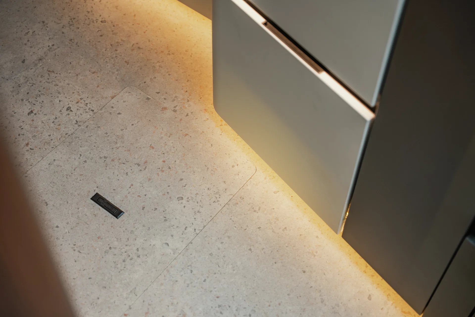 Moderne Betonoptik am Boden und indirekte Ambientebeleuchtung schaffen eine zeitlose Wohnatmosphäre. Hochwertige Materialien und präzise Details prägen den Charakter des Interieurs bis in die kleinsten Bereiche.