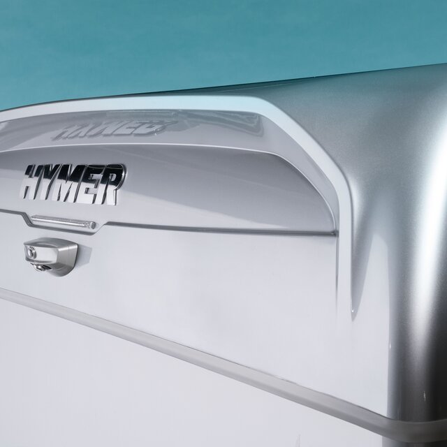Rückfahrkamera und HYMER-Schriftzug in Chrom,  im Heck oben angebracht beim Wohnmobil Exsis-t