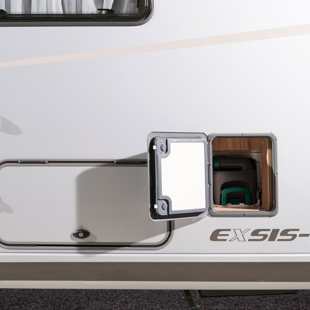 Geöffnete Außenklappe für Ladefach der Toilettenkassette im HYMER Exsis