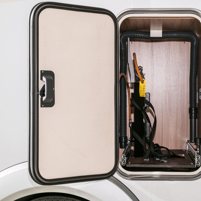 Außenstaufach mit geöffneter Klappe für Gasflaschen beim HYMER Exsis-t