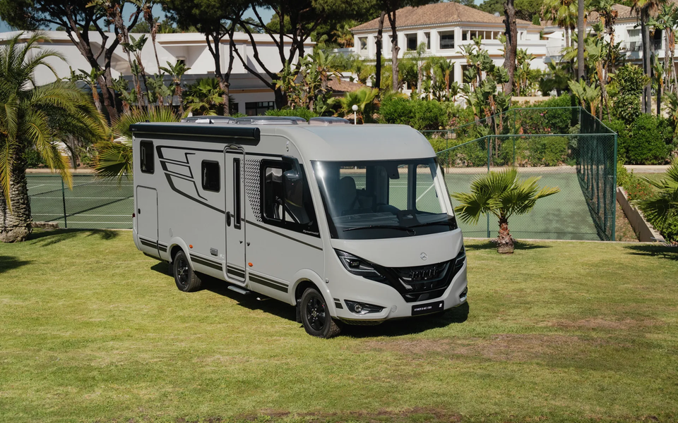 Hymer B‑MC I in markanter Dreiviertel‑Frontansicht mit neuer Frontgestaltung, Panoramafrontscheibe und hochwertigem integriertem Reisemobildesign