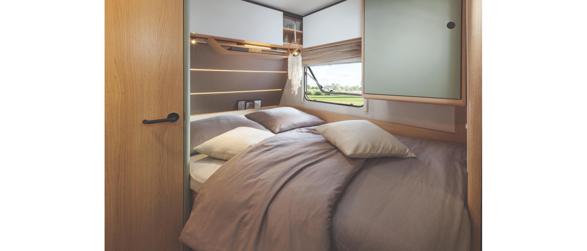 Das Bild zeigt das Bett im LMC Wohnwagen Style 440 D.
