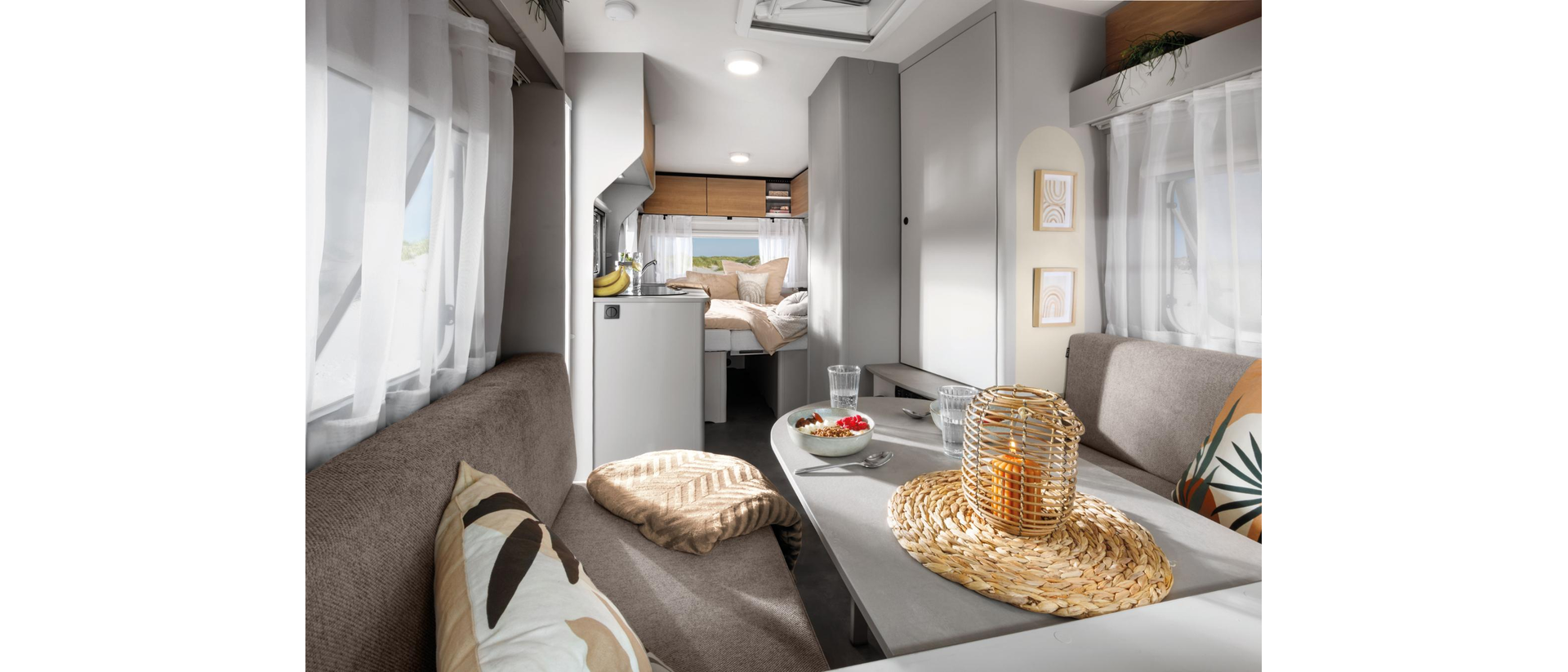 Der LMC Wohnwagen Sassino 460e vereint geradliniges Design mit ovalen Spiegeln und einem dekorativen Torbogendesign. 